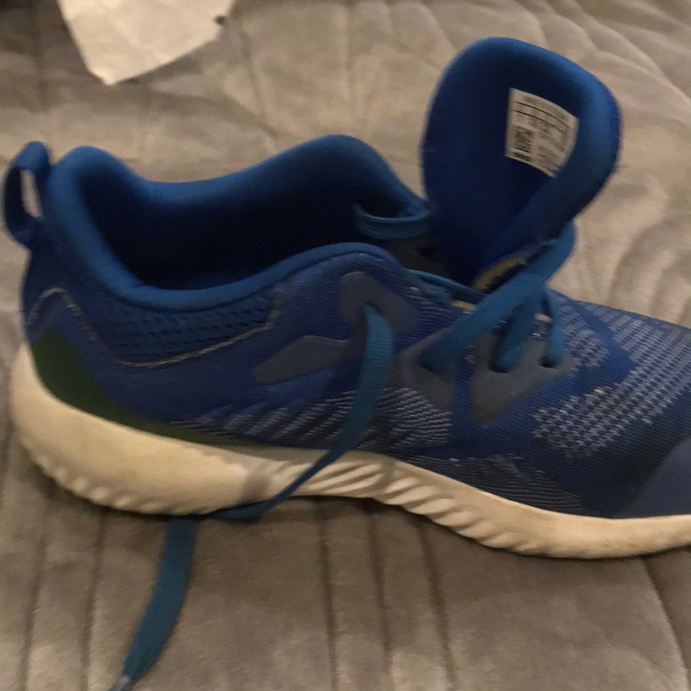 Hi everyone I’m selling a kids size of  Adidas